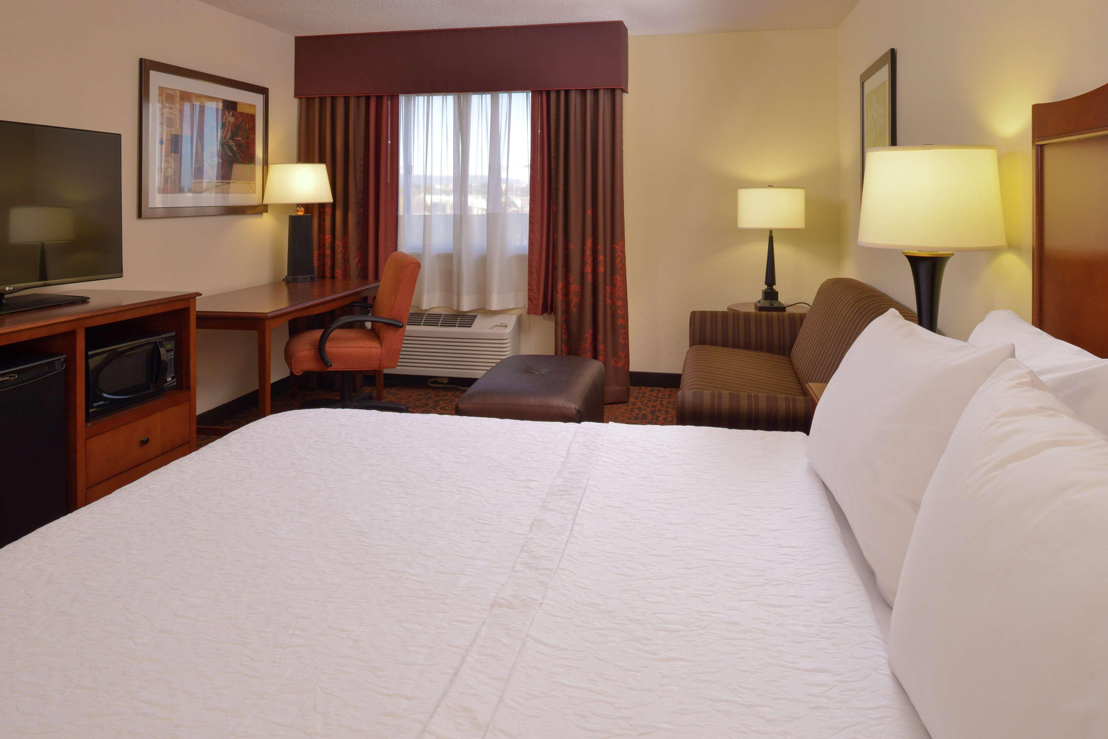 Hampton Inn Frederick Buitenkant foto