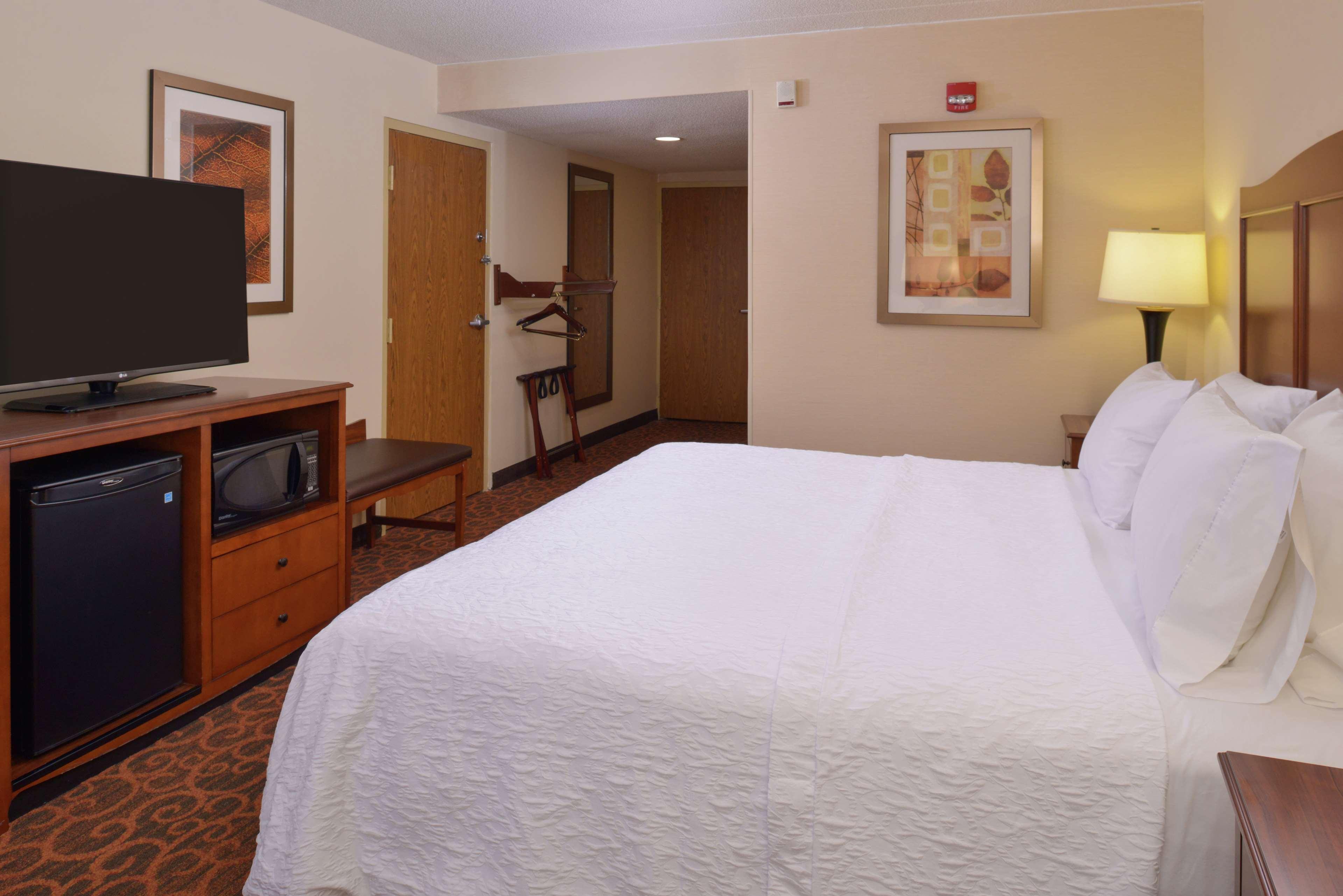 Hampton Inn Frederick Buitenkant foto