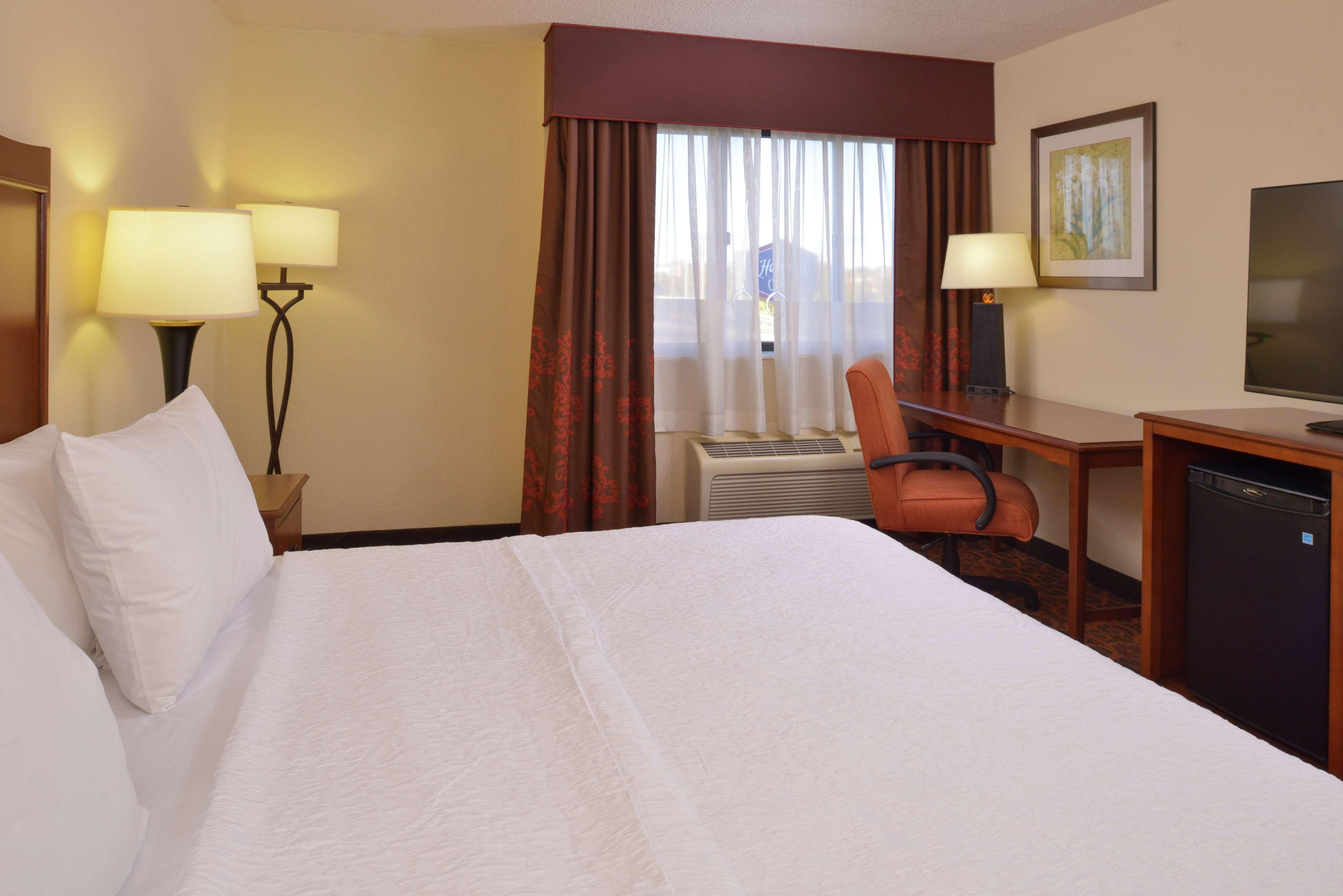 Hampton Inn Frederick Buitenkant foto