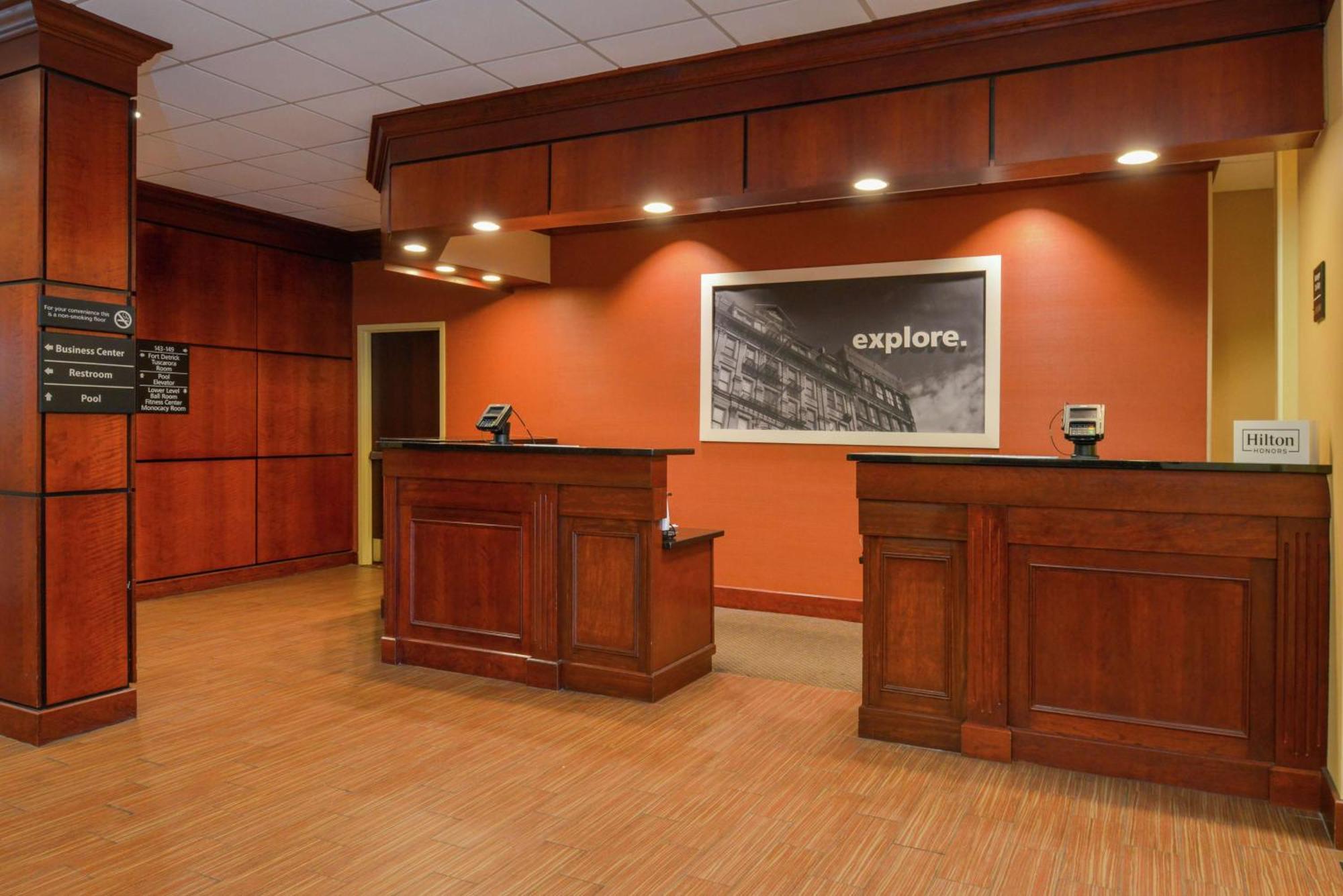 Hampton Inn Frederick Buitenkant foto